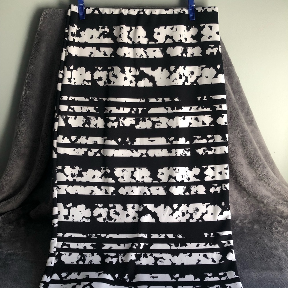𝅺LEITH Nordstrom Black and white geometric print striped pencil skirt‎